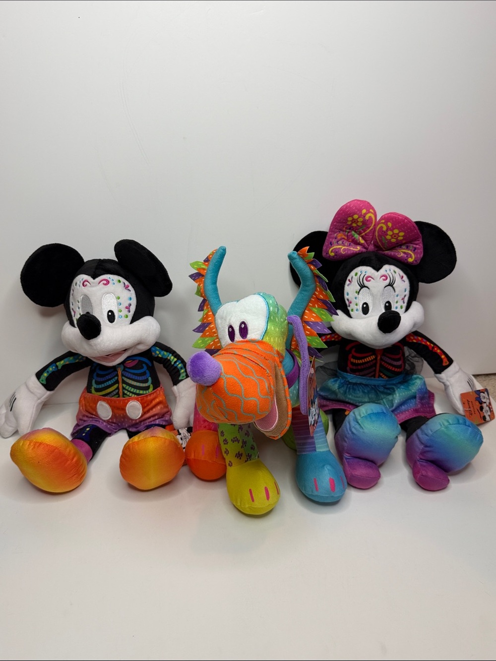 Rare & HTF Disney Mexico
Exclusive Dia De Los
Muertos Mickey-Minnie & Pluto set